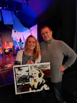 Sarah Smith - eine wundervolle, nette Musikerin aus Kanada die ich nur jedem empfehlen kann. Voller Spielfreude vom ersten Ton an. Solch netten Menschen gibt man auch gern so ein kleines Geschenk wie auf dem Foto zu sehen. Ihre Konzerte sind balsam für me